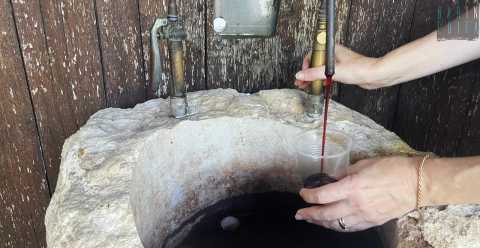 A Ortona una fontana offre vino gratis ogni giorno: Benvenuto ai pellegrini di passaggio